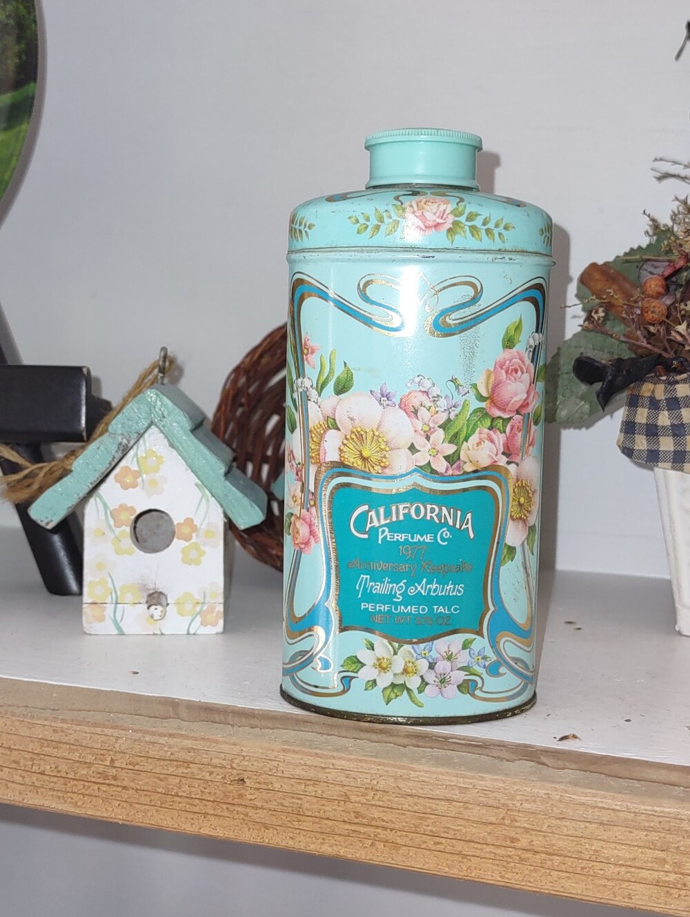 Avon California Perfume Co. Anniversary Keepsake Trailing Arbutus Vtg. Talc Tin
